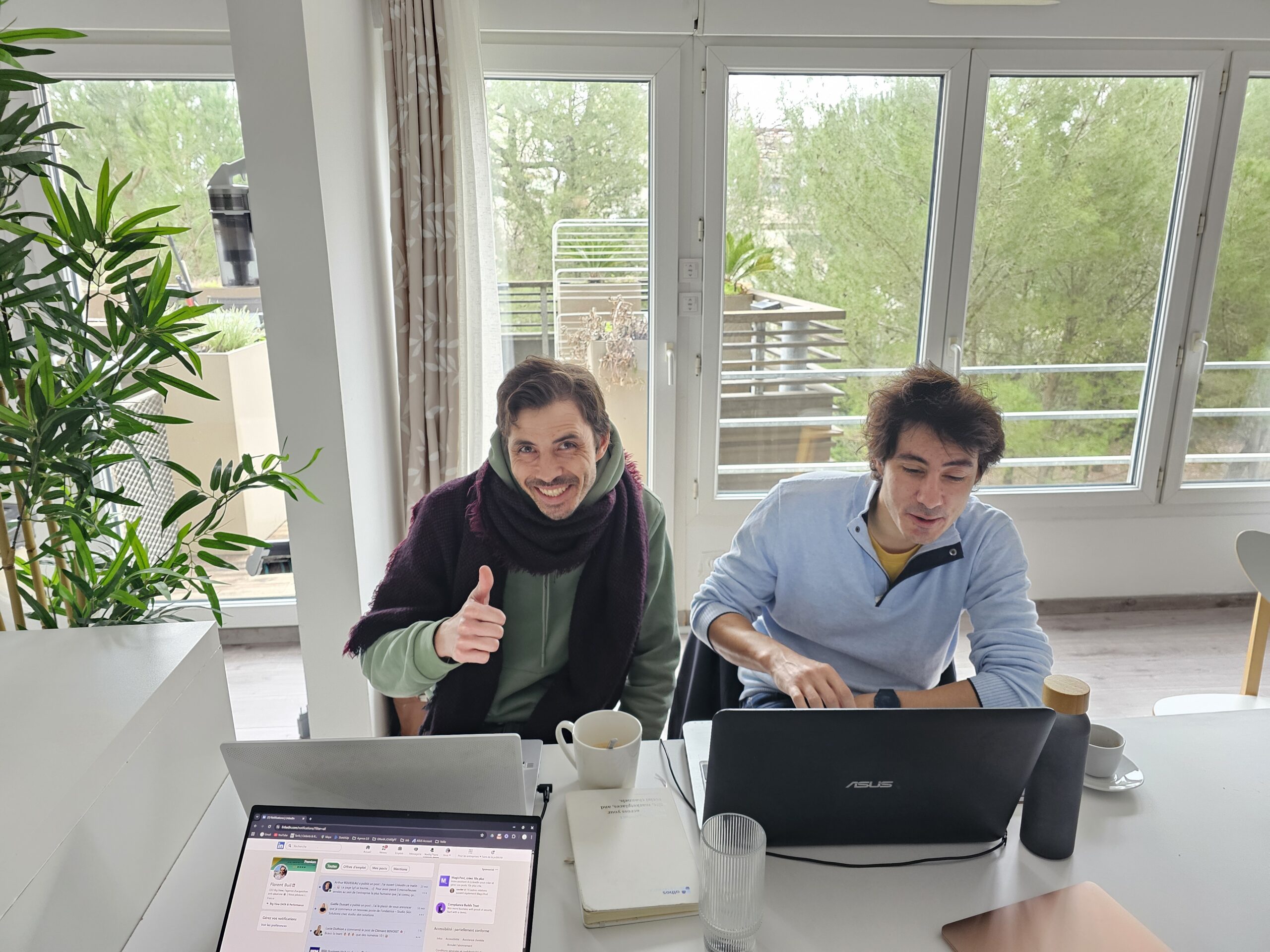 Deux experts Big View au travail devant leurs ordinateurs